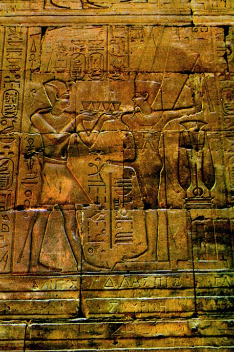 Подарки фараонов богам в храмах. Надписи на пирамидах Рамзеса. Надписи Рамзеса 2. Бог плодородия Египет на стенах храма в Луксор. Фараон Бог.