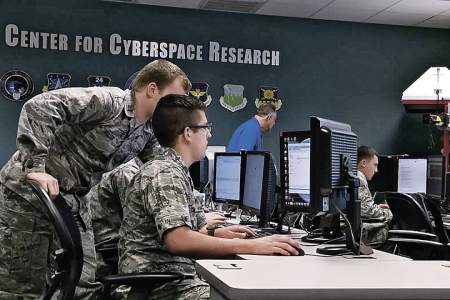 Противоречия НАТО:  угрозы нет, но кибервойска будут