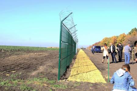 Украина построила почти половину забора на российско-украинской границе