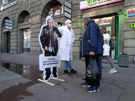 Петербург: активисты пикетируют Заксобрание, требуя отставки Резника