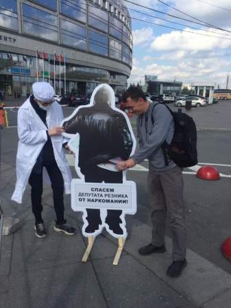 Петербург: активисты пикетируют Заксобрание, требуя отставки Резника