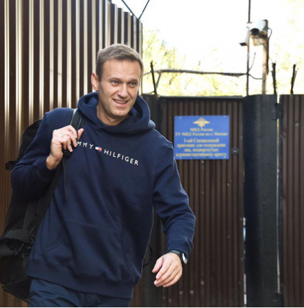 Дефиле из тюрьмы: модный выбор Навального не оценили в Tommy Hilfiger