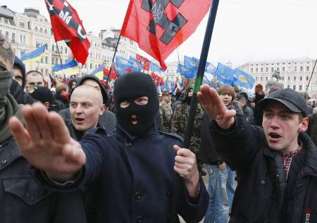 Украинские нацисты безнаказанно притесняют русскоговорящих граждан своей страны