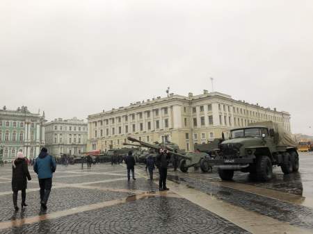 Петербург: на Дворцовой площади проходит выставка военной техники