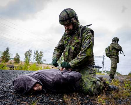 Унижение как правило: солдаты НАТО вновь бьют прибалтов