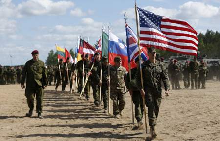Украинские власти по примеру Прибалтики превращают страну в полигон войск НАТО
