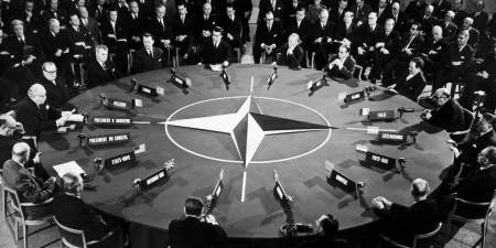 НАТО идет к холодной войне с Россией 