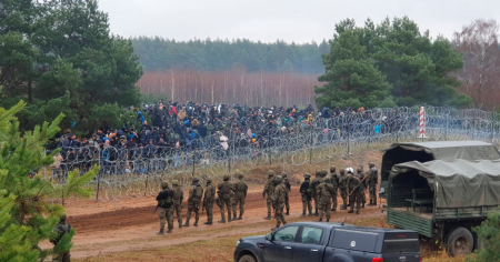Маразм отпустил - французы не винят русских за кризис на польско-белорусской границе