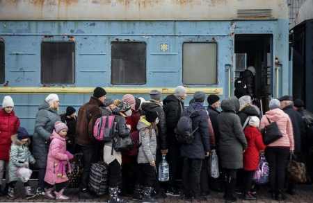 Жители Луганска экстренно эвакуируются в Россию – на Донбассе настоящий ад
